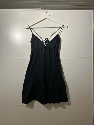 Zara Klänning  - Säljer min zara klänning då jag inte använder den längre. Jättefint sick knappt använd. Hör av er om fler frågor eller bilder 💕