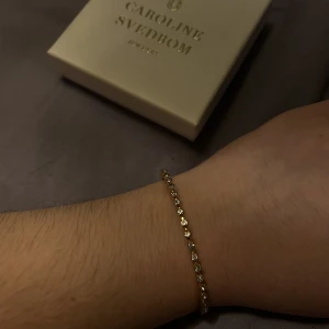 Caroline Svedbom armband - Jag säljer detta jättefina guldarmband fylld av fina kristaller då den inte kommer till nån vidare användning. Armbandet är jysterbart och i super kvalitet, köptes för 700kr i butiken raglady i Göteborg maj 2023. 