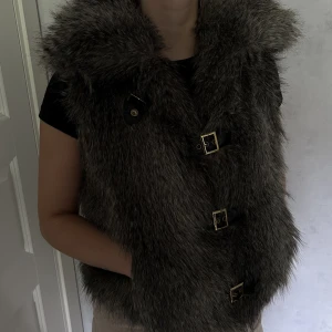 Babyphat väst - En väst i fejkpäls från det kända y2k-märket Babyphat. I väldigt fint skick och väldigt svår att få tag på.