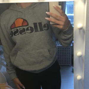 Hoodie - Ellesse hoodie🩶🧡🖤❤️ Snörena försvunna!!!! Kom privat för mer info! Köpare står för frakt!