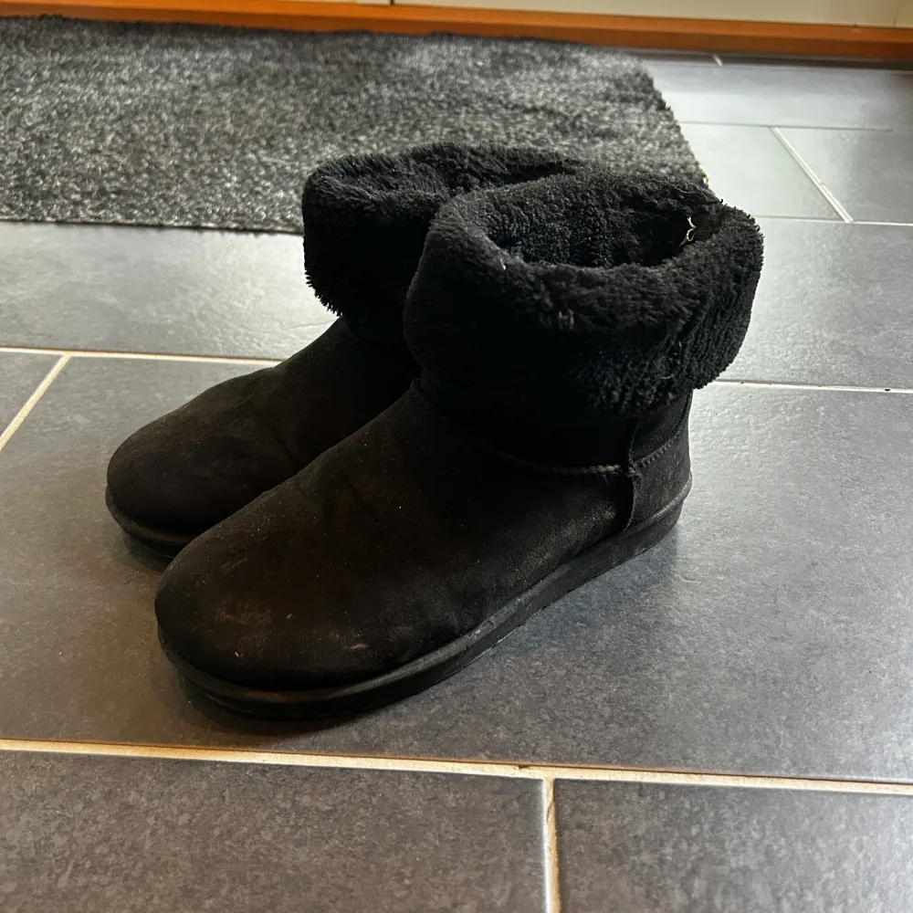 Säljer dessa jätte sköna fake uggsen då jag köpt nya vinter skor, bra använda men fortfarande bra skick, lite smutsiga men det är inget som inte går att ta bort🩷. Skor.