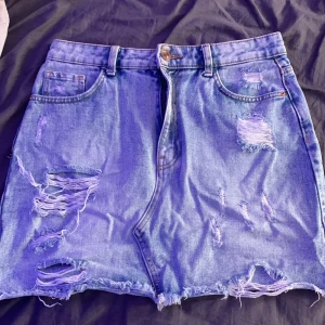 Kjol  - Kjolen är i storlek XL men den är typ L/M skojar inte ens, men den är sååååå fin på!! Rekommenderar verkligen till någon som tycker om jeans kjolar🌸