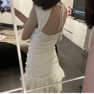 Skitfin vit klänning  - Vintage Climax klänning, jättefin till sommaren! Lånade bilder från Lana. Säljer bara då den var för stor, så skulle säga strl S-M😌😌😍