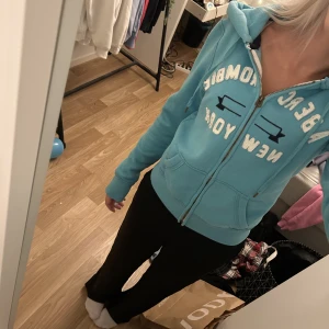 Zip hoddie  - Säljer nu min fina zip hoddie från Abercrombie & fitch som tyvärr inte kommer till användning, super mjuk och skön och bra kvalite💞🌸