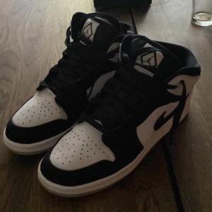 Air Jordan 1 Mid 'Diamond Shorts - Säljer nu mina jordans då de inte kommer till användning, skorna är i nyskick och endast använda 2 gånger. Nytvättade och medföljande skolåda hänger med. Nypris är ca 3000kr, pris kan diskuteras❣️
