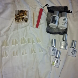 Nagelkit - Säljer två stycken nagelkit, likadana. 200kr/st eller båda för 350kr🥰 Ingår naglar i varje storlek, nagel pinne, nagelfil, basecoat, top coat, 2 färger samt två cleanser (för att göra rent innan och en när man är klar med naglarna) Nagellim ingår gratis!🙏