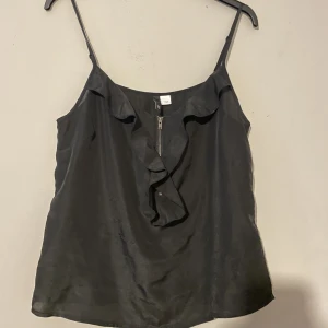 Söt topp - Säljer denna fina toppen i ”satin” liknande material som inte används, egentligen från hm men gammal och finns inte längre! Står inte storleken men skulle säga S/M🫶🏼