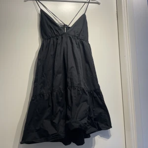 Zara klänning - Svart klänning från Zara! Perfekt för sommaren. Den är justerbar i ryggen vilket är så bra så man kan välja själv hur man vill att den ska sitta. Den går ner ungefär till mitten av låren på mig som är 168 cm lång. Storlek: S