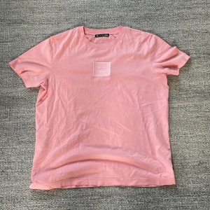 Acne studios T-shirt  - Väldigt fint skick i princip nytt! Size M sitter lite mer som S!
