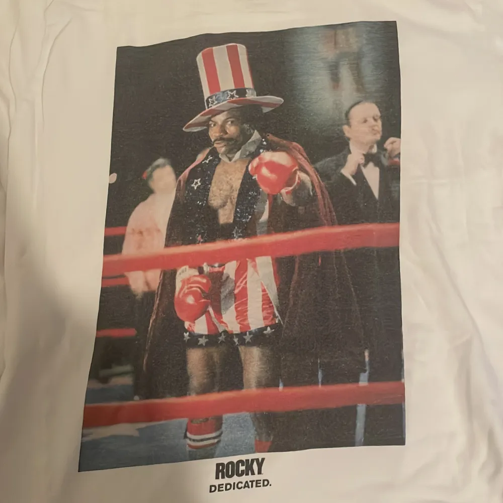 Dedicated tröja med Rocky motiv. T-shirts.