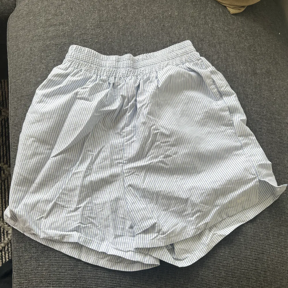 Säljer mina shorts ifrån Djerf Avenue, dom är bara använda en gång och är i bra skick . Shorts.