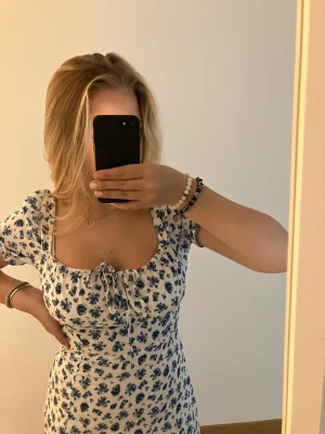 söt klänning - söt blommig klänning som aldrig har använts, som ny! den har en liten slits vid sidan. står inte vart den är ifrån. 😇😇