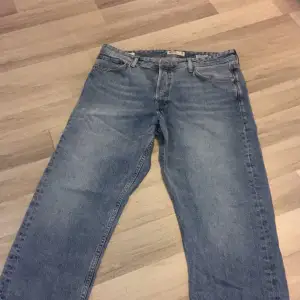 Jeans som jag har använt en gång, dock riktigt sköna men passar mig inte. Storlek 34, men bara att använda bälte annars 👍DM BUD!!!🤑