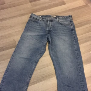 Jack n Jones | jeans  | Loose/Chris👍🤩 - Jeans som jag har använt en gång, dock riktigt sköna men passar mig inte. Storlek 34, men bara att använda bälte annars 👍DM BUD!!!🤑