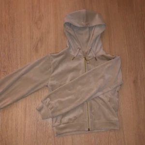 Velour kofta med dragkedja - Beige velour tröja från gina tricot, helt oanvänd. Storlek XXS  Endast 30kr + frakt 
