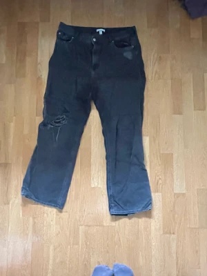 Jeans  - Dessa jeans har varit väl älskade men används inte längre. Byxorna är från HM och har ett hål vid knät