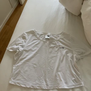 Träningströja crop - Vit träningströja croppad från Icaniwill. Storlek m. 