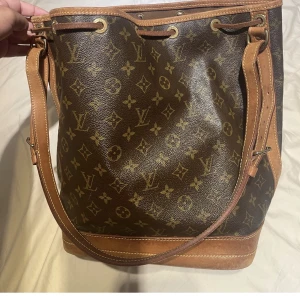 Hej säljer nu min Louise Vuitton néo väska!  - Säljer nu denna dröm väska den e köpt här på plick för bara 2 månader sen har fler bilder vid frågor eller så! Sparsamt använd och inga synliga slitningar eller märken.
