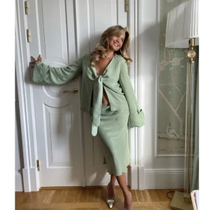 Djerf Avenue blus - Denna älskade gröna blus/topp från Djerf Avenue. Säljer på grund av att jag behöver pengar🙏🏼💓  BYTER EJ!!