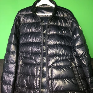Moncler (acorus) - Moncler acorus marineblå finns i Stockholm, mycket fint skick 9/10!   Nypris 10.600 :-   Idag 3.999 :-  (Skriv för äkthetsbevis) 
