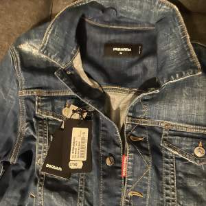 Säljer Två helt oanvända och äkta dsq2 varor ett par jeans och en jacka som matchar med jeansen. Prislappen sitter kvar 