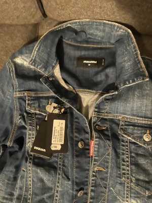 Dsquared2 (2 varor) - Säljer Två helt oanvända och äkta dsq2 varor ett par jeans och en jacka som matchar med jeansen. Prislappen sitter kvar 