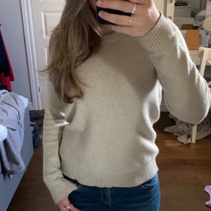 Stickad tröja🤍💖 - Säljer denna jättemysiga och fina tröja från Vila då jag tycker färgen inte passar på mig💞 Den är i bra skick! Hör av dig för fler bilder eller frågor! Storlek XS men sitter mer som en S😇💓 Kolla in mina nära annonser😇💘