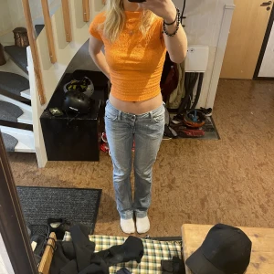 Mustang jeans - Ljusblå jeans från Mustang. Köpta på Plick men aldrig använda av mig. Midjemåttet - 38cm rakt över Innerbensmått - 72cm (jag är 160 och de passar i längd för mig)
