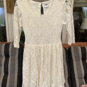Klänning - En vit klänning, perfekt för student eller skolavslutning. Tycker den är finare på än på bild så är man intresserad kan jag fixa en sån bild.  Kan inte se fläckar eller hål.  Använd 2 gånger. Passar även strl 38