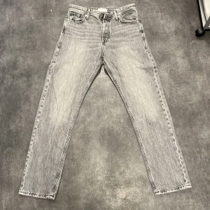 Jack & Jones Loose Chris  - Jättefint skick. Storlek 29/32. Hänger snyggt över skorna. Riktigt snygg färg. Skriv pm för mer frågor och bilder. Priset kan diskuteras