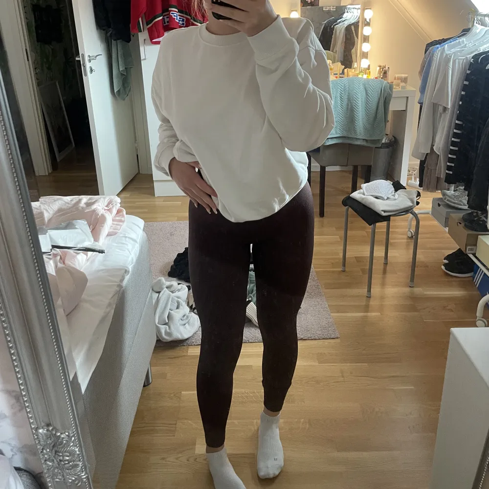 Säljer nu dessa fina bruna träningsbyxor i från shein🤎aldrig använda. Finns två (likadana) stycken då ja råka köpa två par. 🤎hör av er vid intresse. . Jeans & Byxor.