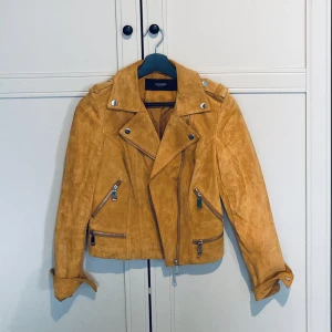 Mockajacka Veromoda HELT NY strl  - Supersnygg HELT OANVÄND mockajacka från vero Moda. Strl xs! Nypris 799. Perfekt nu i höst!🤗