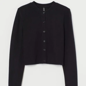 Svart kofta - Svart kofta från hm i mjuk kvalitet!Väldigt fint skick, använd max 2 gånger! Säljer eftersom den inte kommer till användning💞