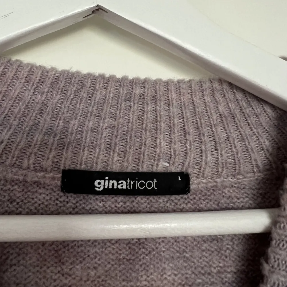 Ljuslila stickad tröja med vid ärm från Ginatricot storlek L, mer lila i verkligheten . Hoodies.