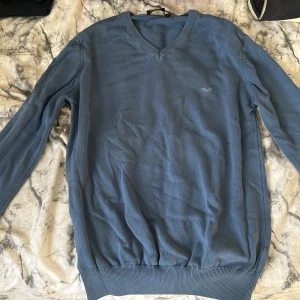 Blå sweatshirt - Simpel blå sweatshirt, bra skick. Storlek S!