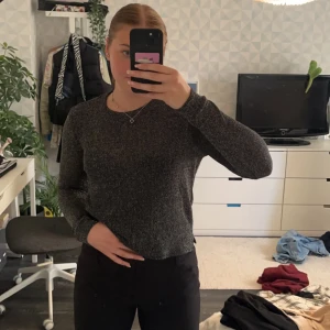 Glittertröja  -  Svart glittrig tröja från Hm i stl Xs. Bra skick, säljer pga att jag inte använder den längre.