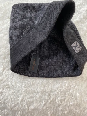 Louis Vuitton mössa - Säljer äkta Louis Vuttion mössa som inte säljs längre. Den är i mycket bra skick