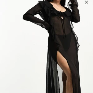 Svart coverup  - Helt oanvända ”coverup” från ASOS i storlek 36. Passar tyvärr inte mig och returtiden har gått ut, nypris 399 kr