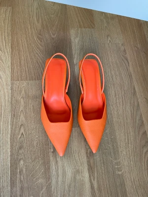 Klackar  - Köpta utomlands. Låg klackhöjd. Väldigt bekväma. 