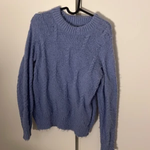 stickad tröja - Suuuperfin stickad tröja från Vero Moda i en fin lila färg🌟🌟 Den har ett superskönt material, men tyvärr så luddas den upp lite grann! Storlek S🌸köpte nyligen för 349kr