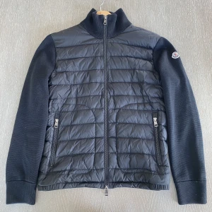 Moncler cardigan  - Hej, säljer nu min jättefina Moncler cardigan i färg svart. Den är i storlek S och väldigt fint skick utan hål eller skador. Tyvärr inget kvitto bara jackan, hör av dig vid flera bilder osv🙌🏻