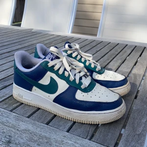 Nike airforce 1 - Hej! Jag säljer nu mina Nike skor då de inte längre kommer till användning. De är egendesignade av mig från nikes egen hemsida och kostade 1300 kr. Storlek: 38,5 Skick: Bra, de är använda men fortfarande fina. Kan skicka fler bilder om så önskas!