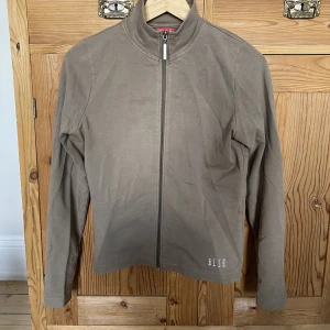 Kofta med dragkjedja - Så snygg kofta i beige/grå färg.