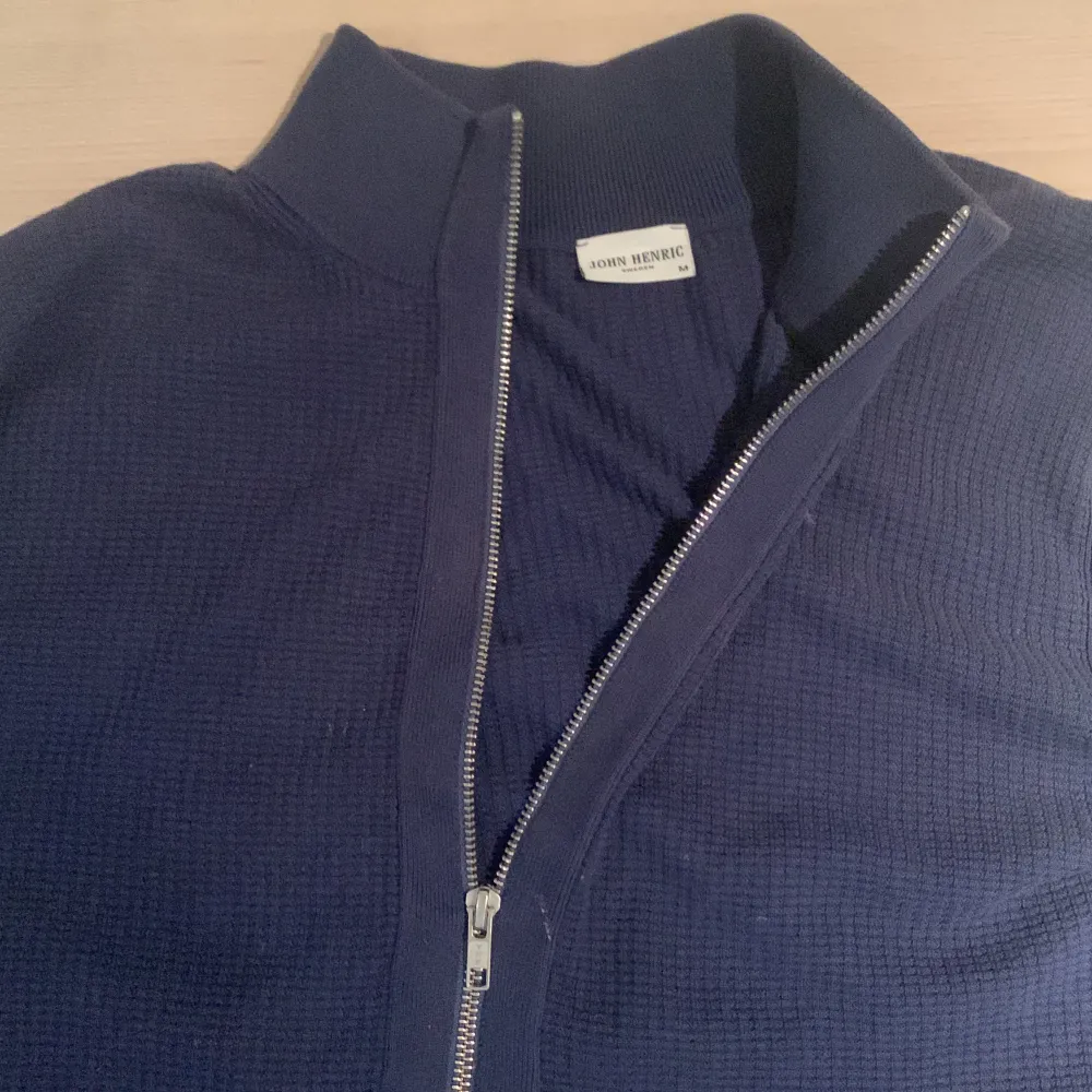 Jag säljer nu min John Henric full zip tröja i bra skick. Inga skador eller märken på tröjan. Ny pris 899kr . Tröjor & Koftor.