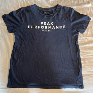 Mörkblå peak performance original t-shirt