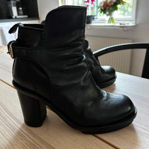 Vintage läder/skinn-boots från Acne, blivit bara snyggare med åren. Bara putsa upp and off you go. Kostade drygt 2000.