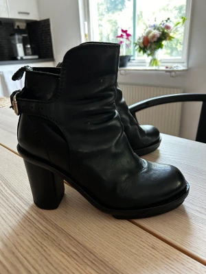 Acne Studios boots - Vintage läder/skinn-boots från Acne, blivit bara snyggare med åren. Bara putsa upp and off you go. Kostade drygt 2000.
