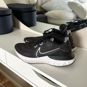 Nike skor - Storlek 39 använd 3 gånger. Pris kan diskuteras vid snabb affär. 