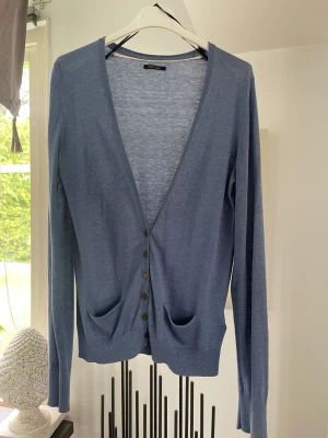 Silke Cotton cardigan  - Fint skick  55% silke  45%cotton Blå /Grå men mer åt blå Fins metall knappar  Storlek M men mindre