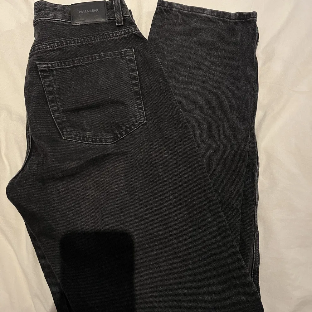 Svarta jeans från pull&bear. De är rätt högmidjade och är straight leg. Hör av dig om du vill ha fler bilder🤍. Jeans & Byxor.